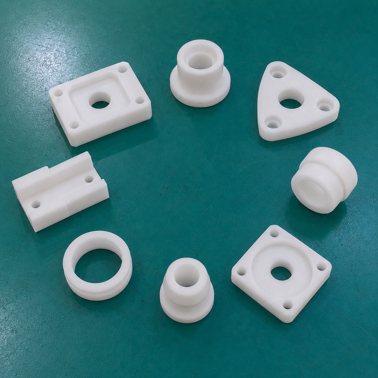 Gia công CNC linh kiện thiết bị công nghiệp gồm trục thép, bạc lót, vỏ máy và giá đỡ cơ khí theo bản vẽ